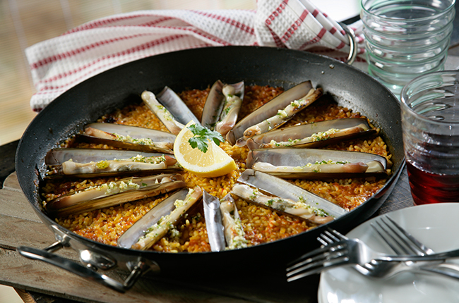 Foto de Paella de arroz con navajas y azafrán