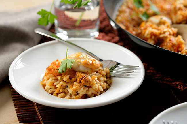 Foto de Paella de vieiras y erizos