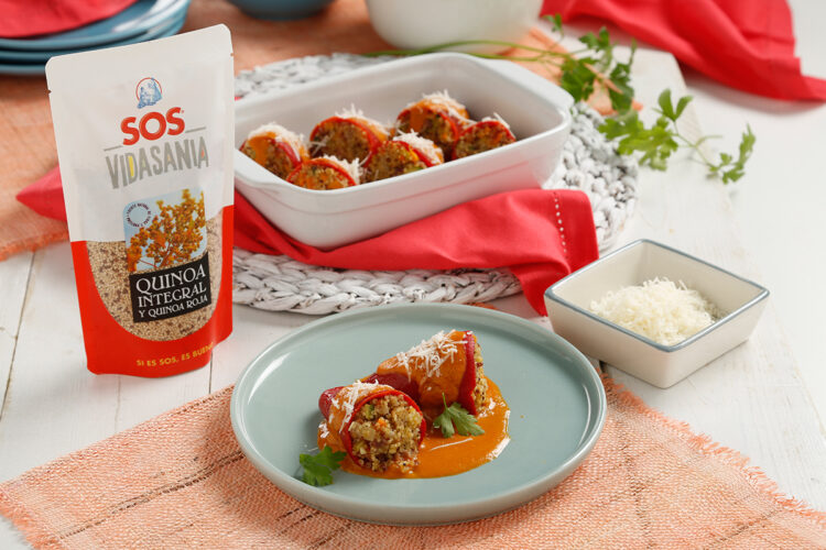 Foto de Pimientos rellenos de quinoa integral y roja