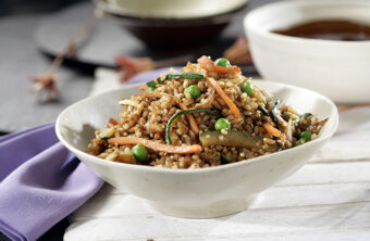 Salteado de arroz integral con quinoa, hinojo y zanahoria