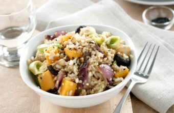 Salteado de arroz integral con quinoa, calabaza y pollo