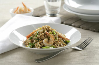 Plato de Wok de arroz integral con quinoa, verduras y langostinos