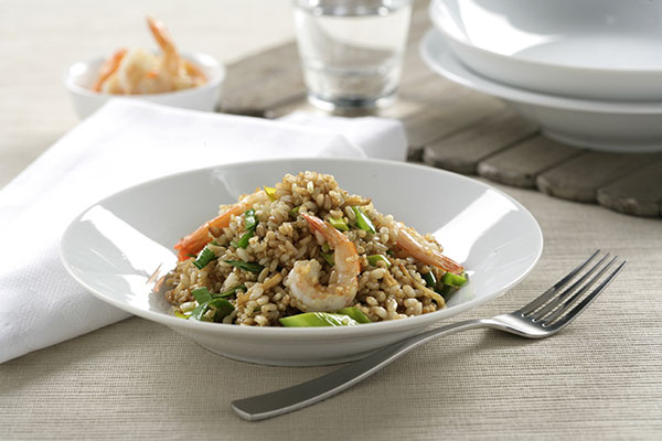 Wok de arroz integral con quinoa, verduras y langostinos