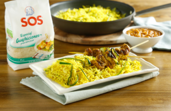 Brochetas de pollo con arroz especiado