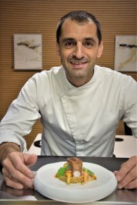 Julio Fernández con el plato final