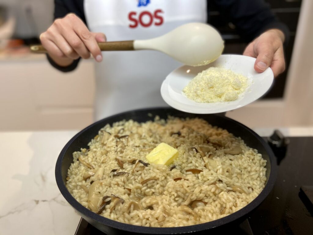 Añadir queso parmesano y mantequilla