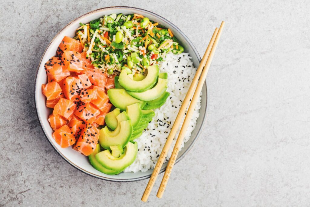 Plato de Poke de salmón con aguacate 