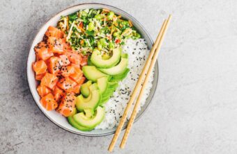 Poke de salmón con aguacate