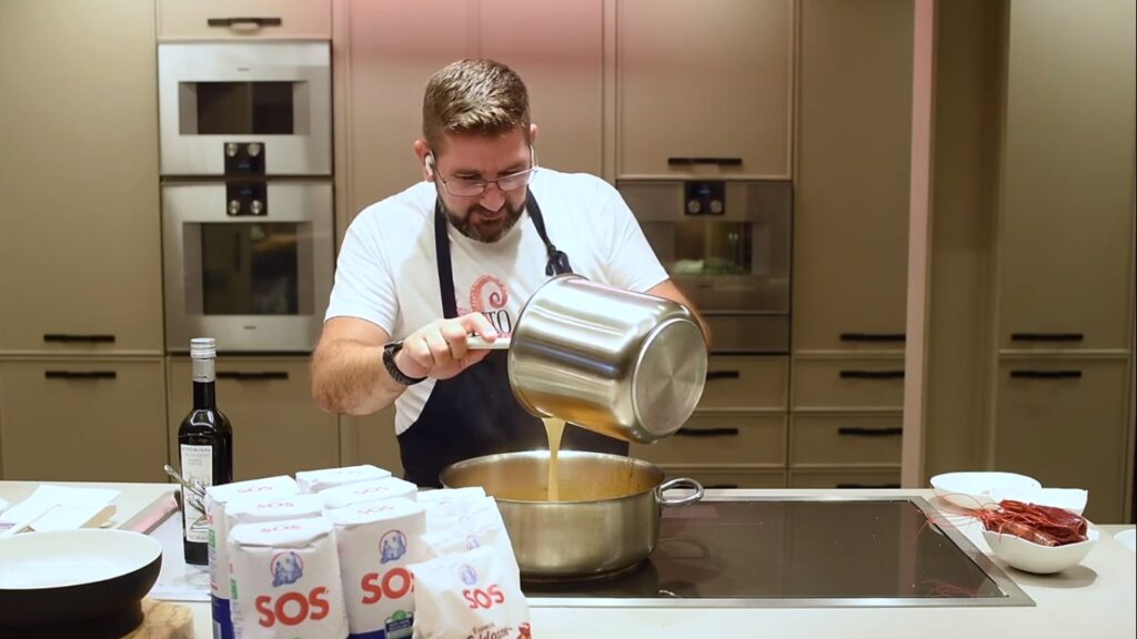 Añadimos el caldo con el arroz y el sofrito