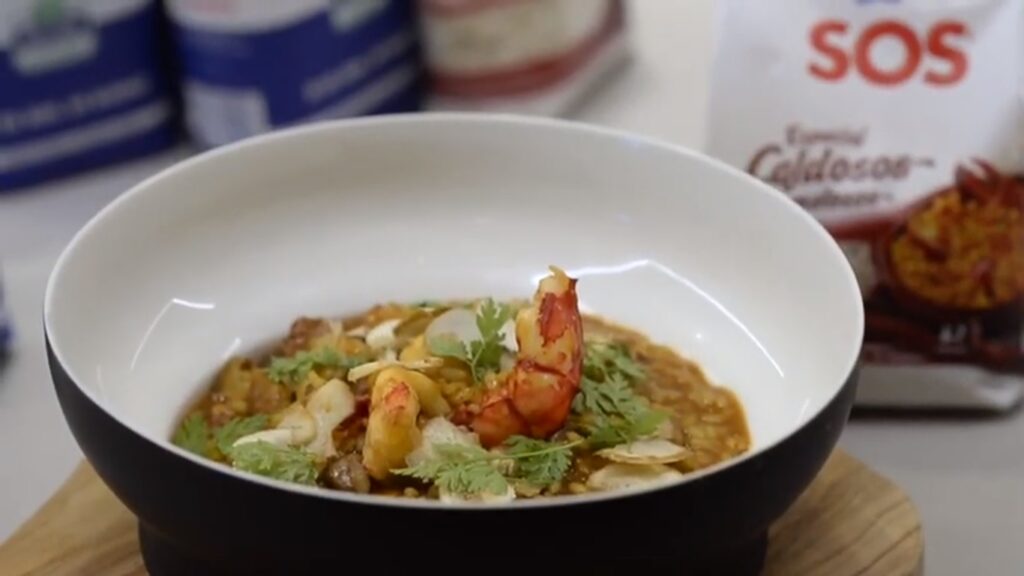 Plato de arroz meloso con carabineros y setas