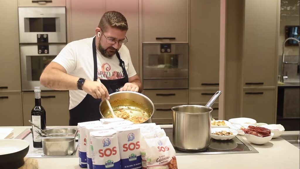 Añadimos Arroz SOS Especial Caldosos y Melosos y las especias