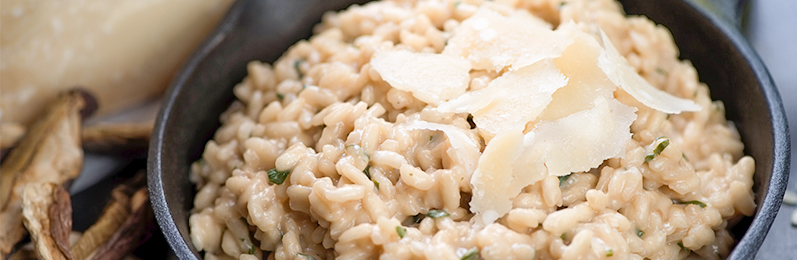 El risotto necesita ser removido continuamente para soltar su almidón