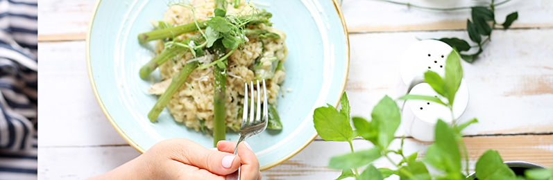 Delicioso plato de arroz con verduras