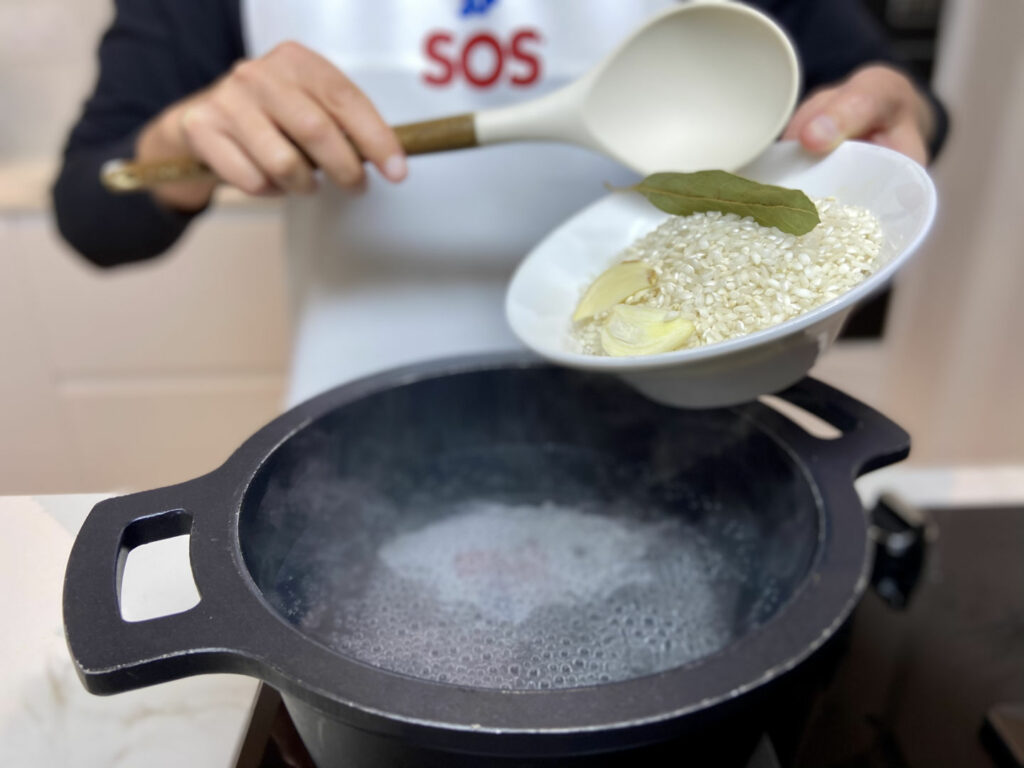 Cocemos el arroz con el laurel y dos dientes de ajo