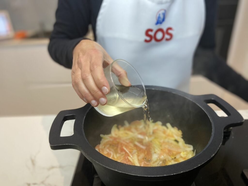 Echamos el vino blanco a la mezcla de la sartén