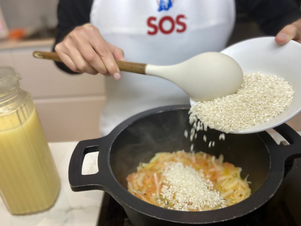 Sofreímos el arroz junto a los demás ingredientes