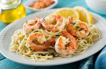 plato-servido-de-spaghettis-con-gambas