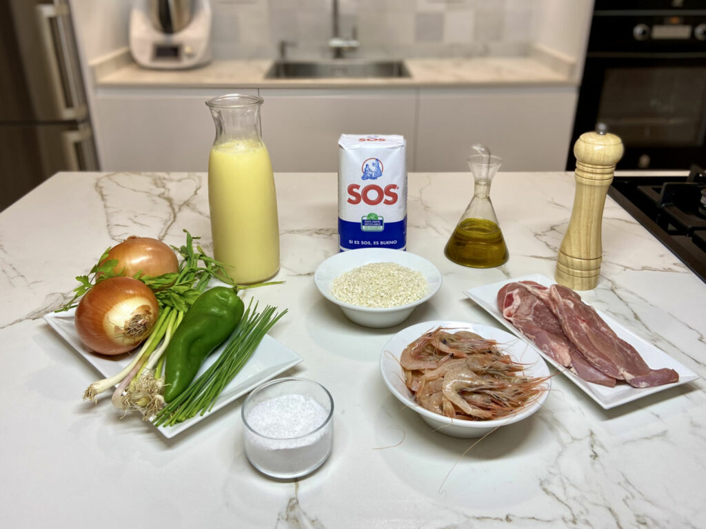 nos aseguramos de tener todos los ingredientes para la receta: el arroz, el pavo, las gambas, el caldo de pollo, las especias, etc.