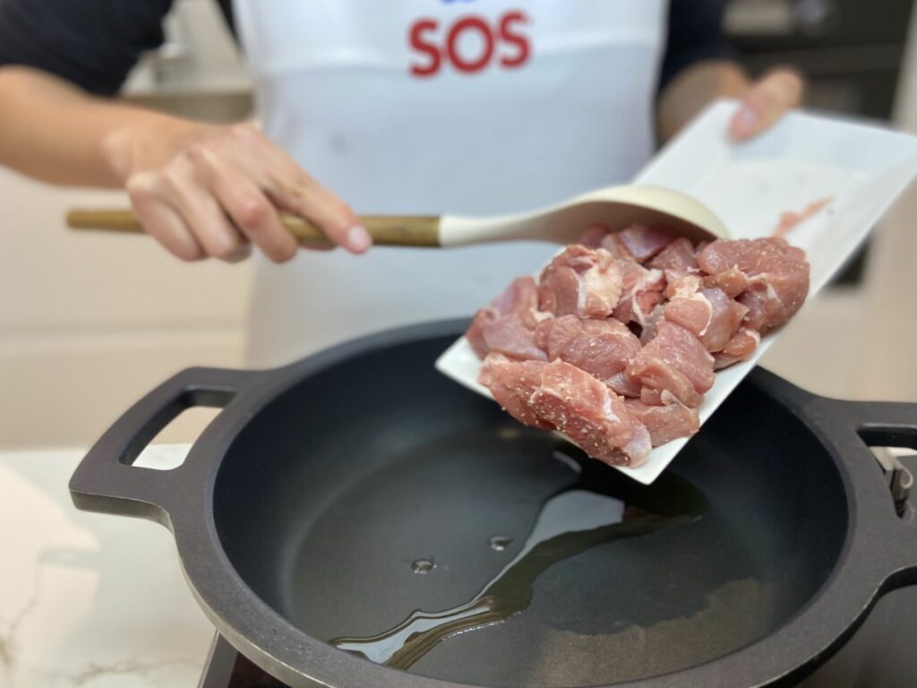 salpimentamos el pavo previamente troceado y lo doramos en una cazuela con aceite de oliva