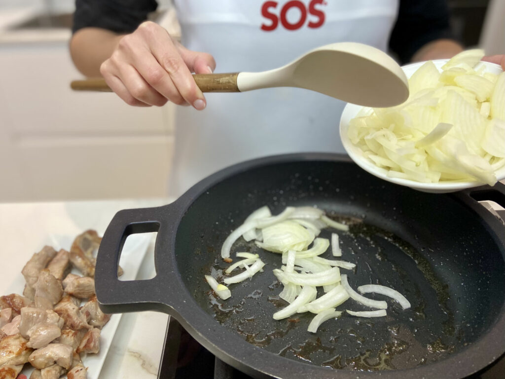 sofreímos la cebolla, picada muy fina, durante 40 minutos, a fuego lento