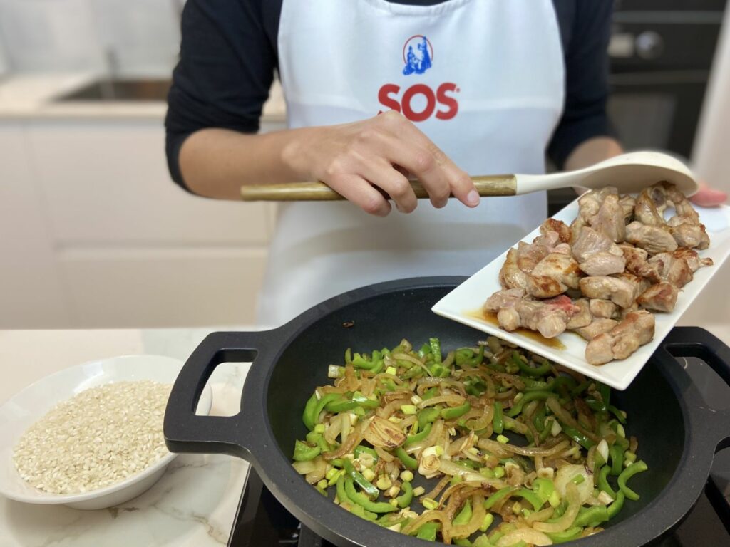 añadimos el pavo a la cazuela de las verduras, junto con el jugo de las cabezas de las gambas que hemos extraído