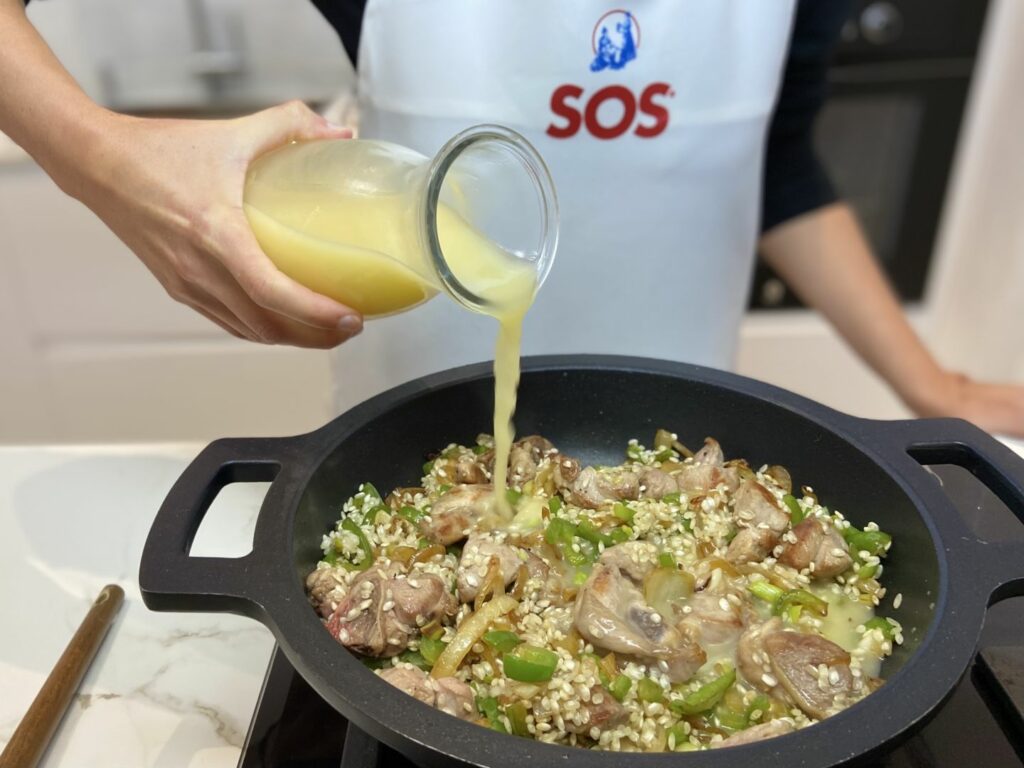 añadimos el caldo de pollo y dejamos cociendo el arroz durante 14 minutos, a fuego medio