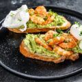 Tostas de guacamole con langostinos