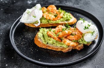 Tostas de guacamole con langostinos