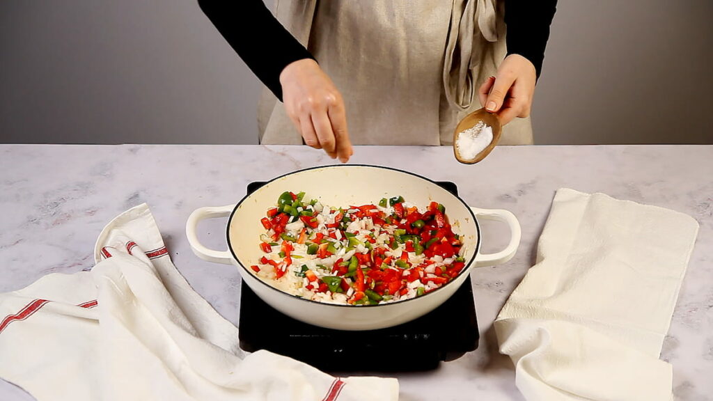 Receta arroz caldoso pollo paso 3 añadimos los pimientos, la cebolla y el tomate