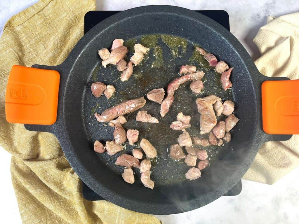 Receta arroz con alcachofas paso 3 añadimos un poco de aceite y doramos la carne