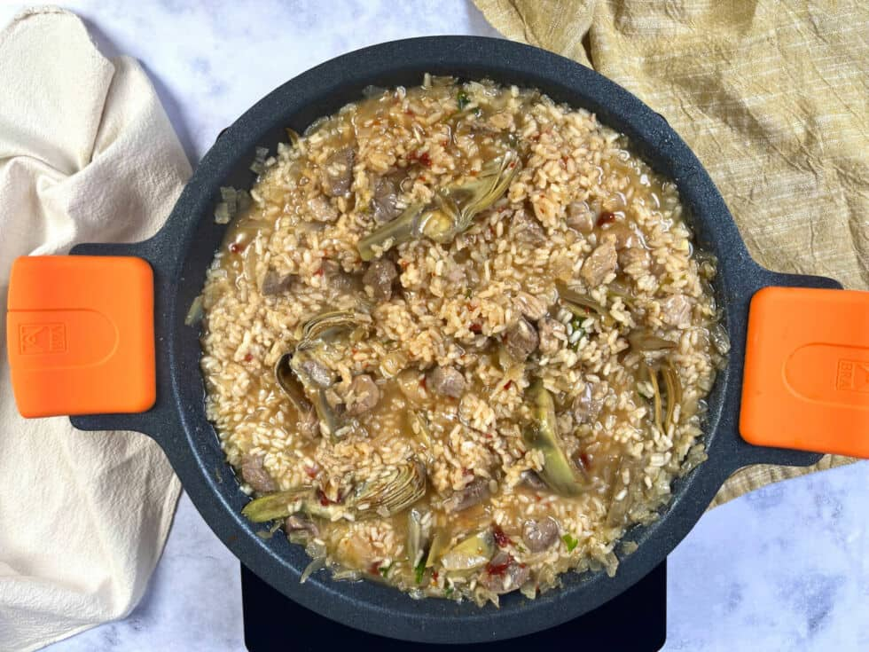 Receta arroz con alcachofas paso 5 Añadimos un poco de vino blanco y esperamos a que se evapore el alcohol