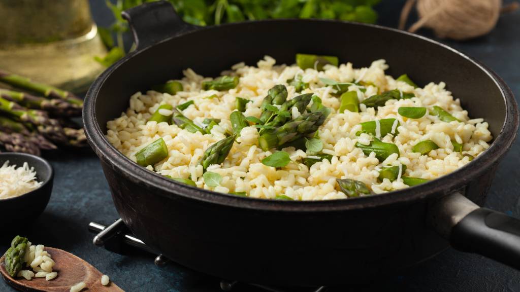 Ponemos el arroz en la sartén y lo salteamos junto con las verduras