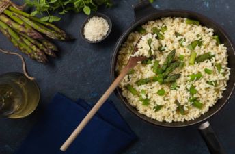 Rceta de arroz con espárragos trigueros y pimiento verde