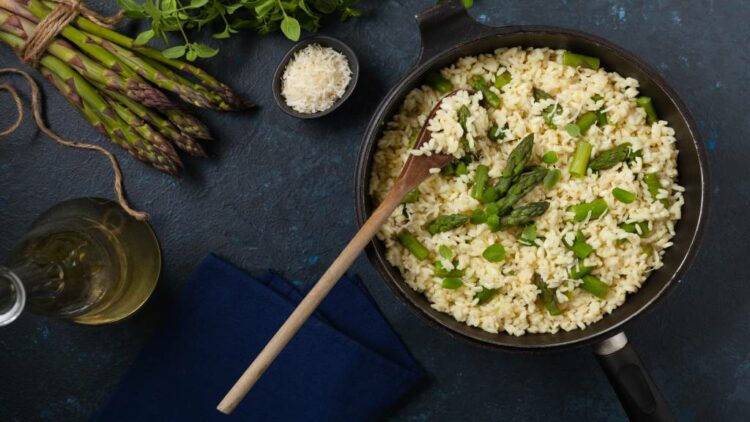 Rceta de arroz con espárragos trigueros y pimiento verde