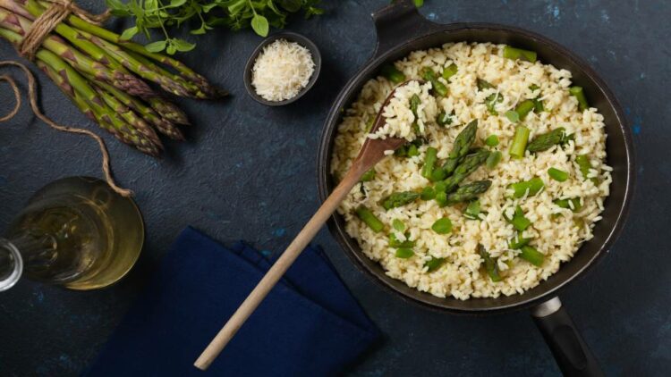 Foto de Arroz con espárragos trigueros y pimiento verde