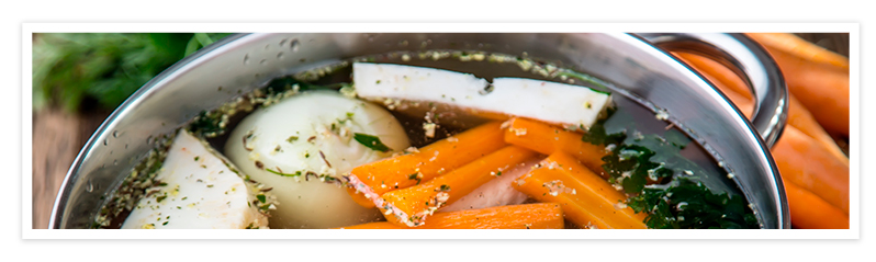 Pelamos y cortamos las verduras y las añadimos en una olla