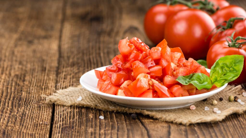 Añadimos el tomate cortado en dados