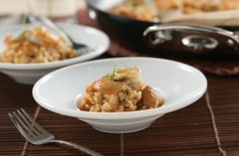 Arroz caldoso con calamares, vieiras y gambas