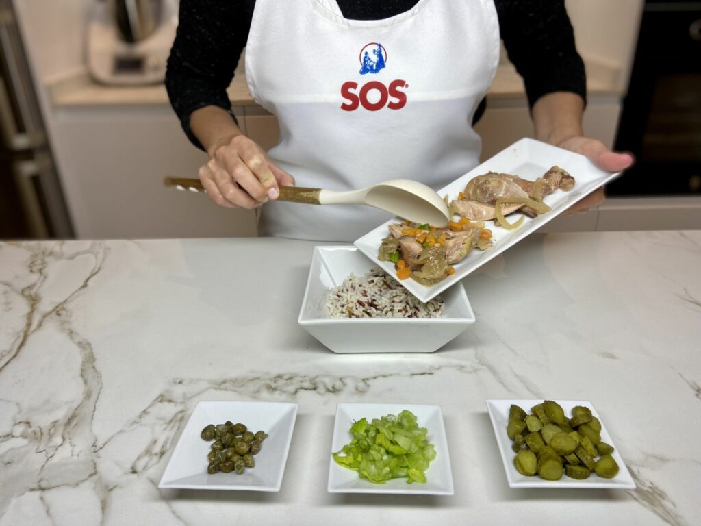 Mezclamos la carne con el arroz, las verduras escurridas y la anterior picada de encurtidos