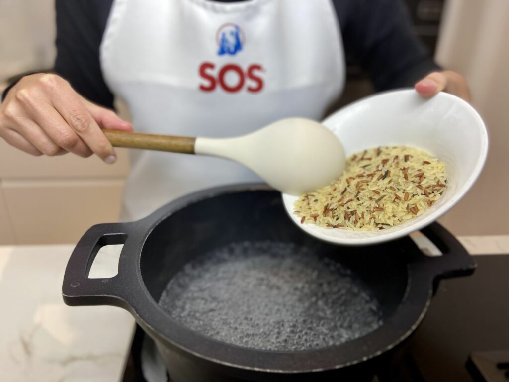 Cocemos el arroz en abundante agua con sal durante 20 minutos