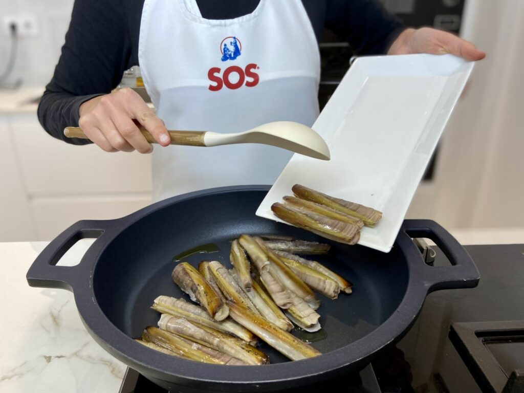 Doramos las navajas a fuego fuerte sobre una paella