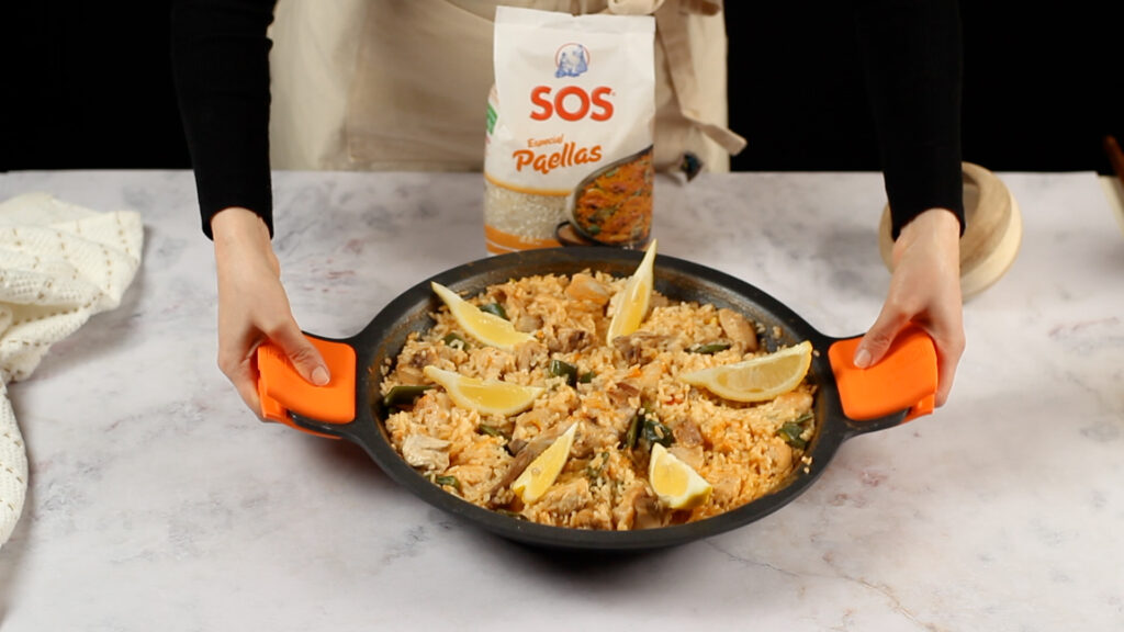 Receta paella valenciana paso 4 emplatamos y añadimos un poquito de limón