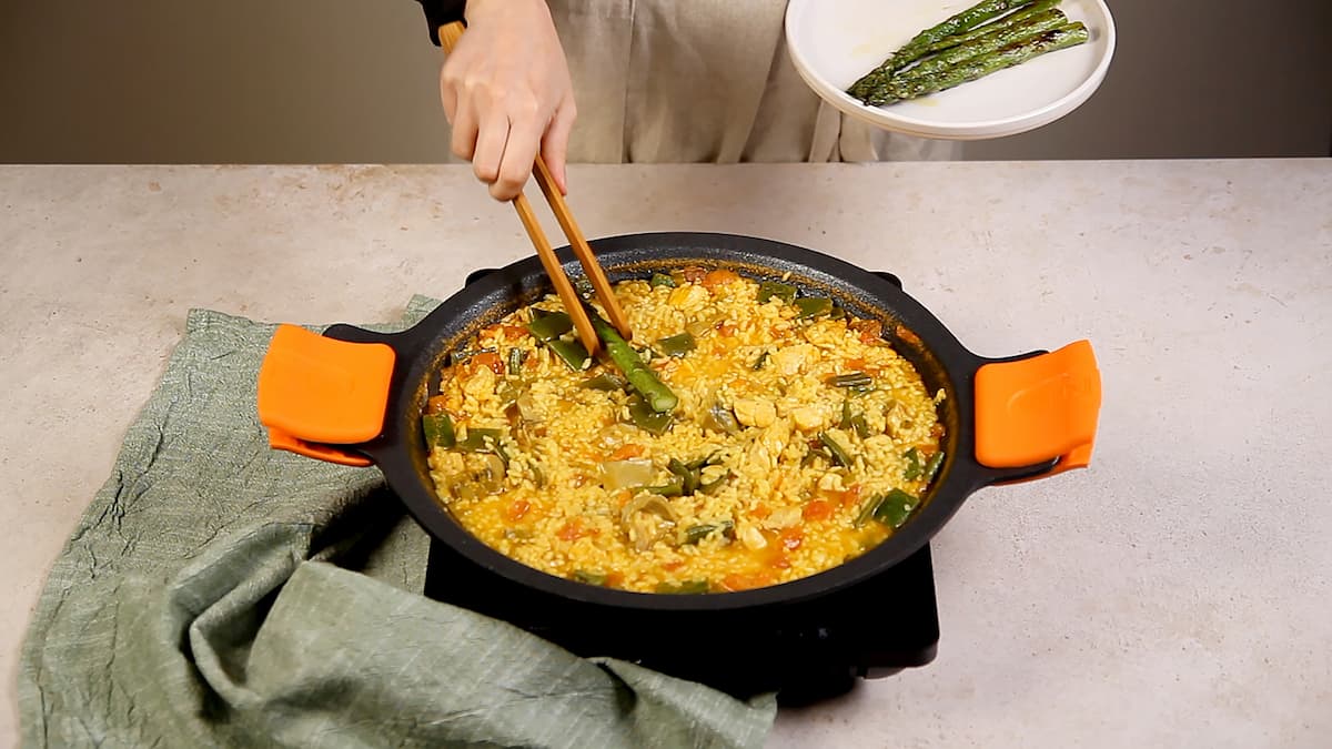 Paella de pollo y verduras