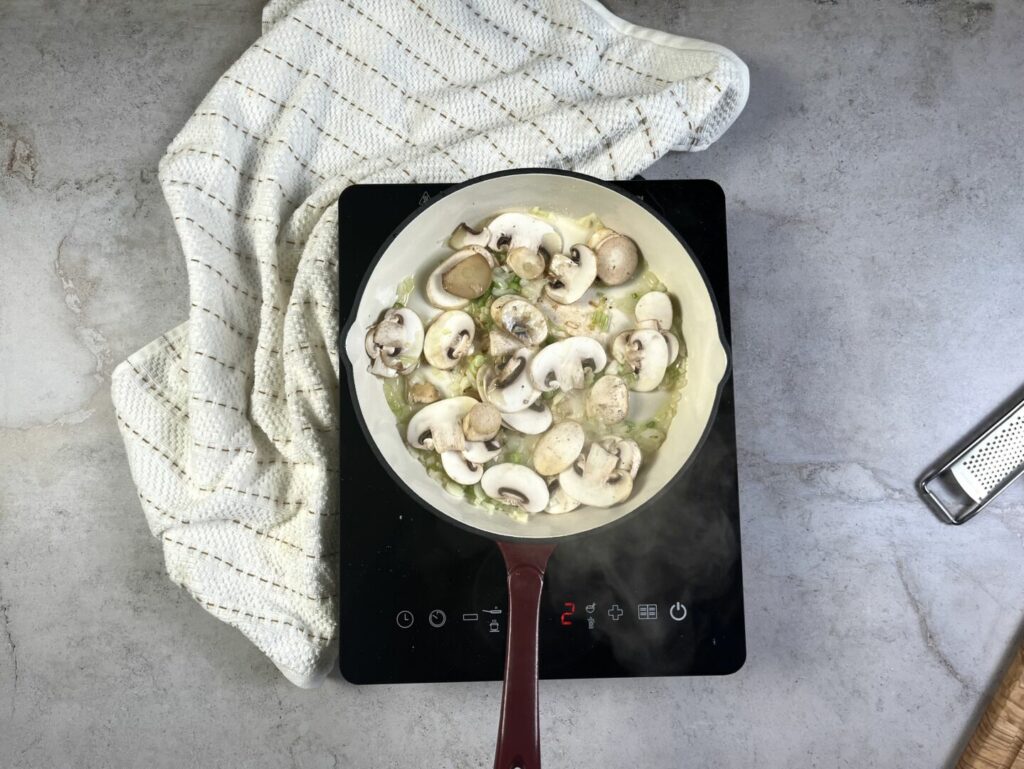 Receta risotto champiñones paso 2 una vez que se hayan pochado los ingredientes, tritúralo todo