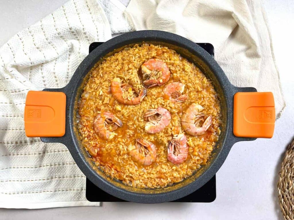 Receta de Arroz con gambones. Dejamos reposar 5 minutos e incorporamos los gambones