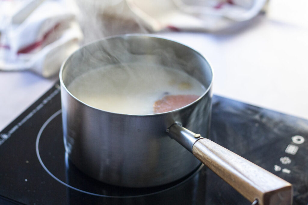 Receta arroz con leche paso 2 añadimos 100 gr de arroz y dejamos cocer 40 minutos