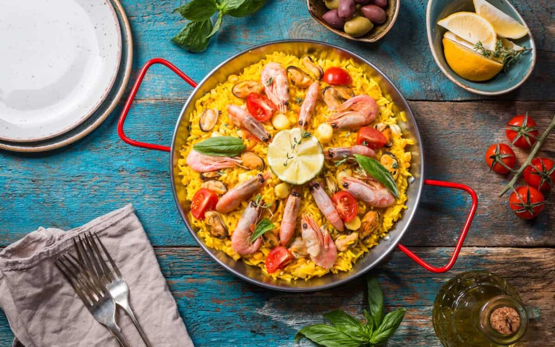 ¿Cuál es el tiempo de cocción del arroz en la paella?