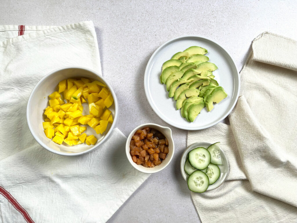 Corta el pepino, el aguacate, el mango y pela los edamames.