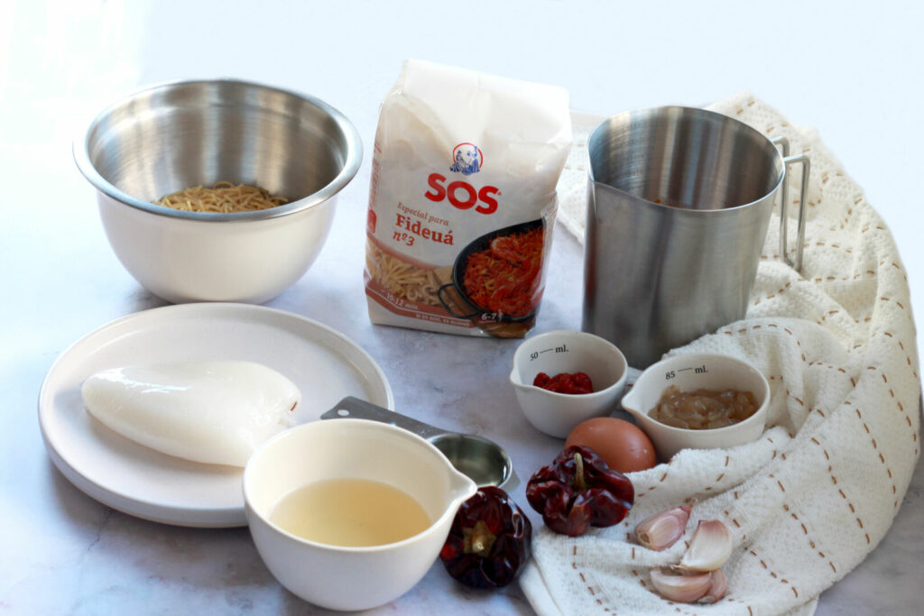 Ingredientes preparados para la fideuá