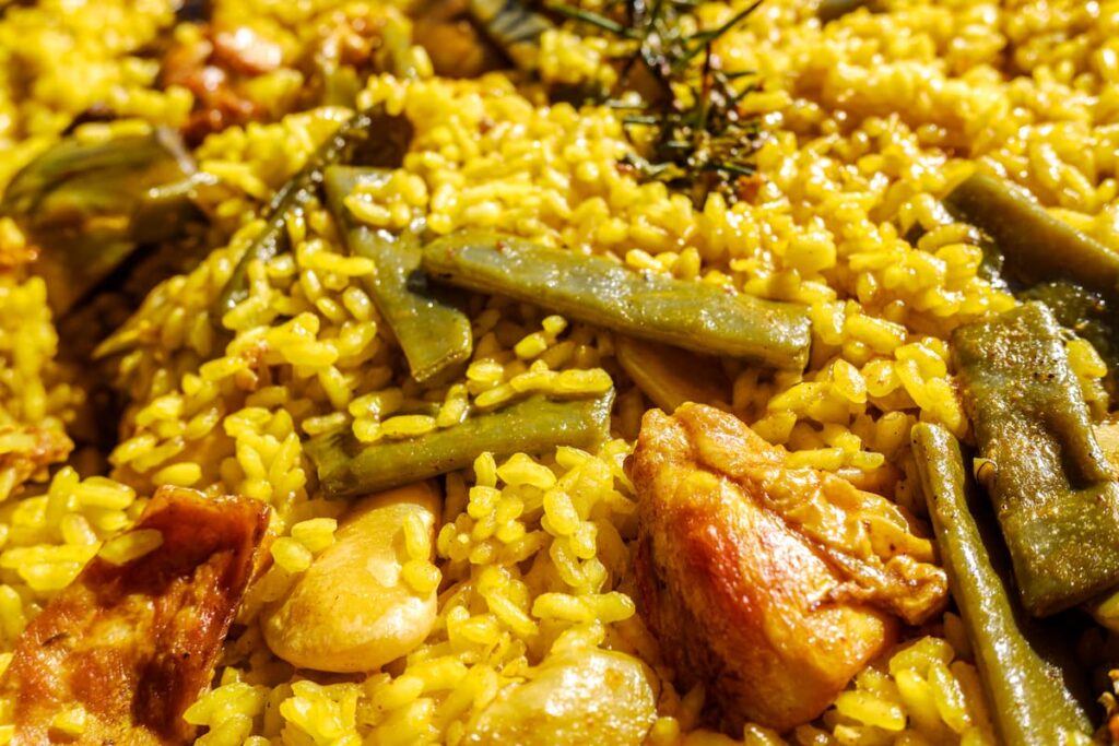 Qué es la paella y cómo diferenciarla de un arroz con carne o pescado